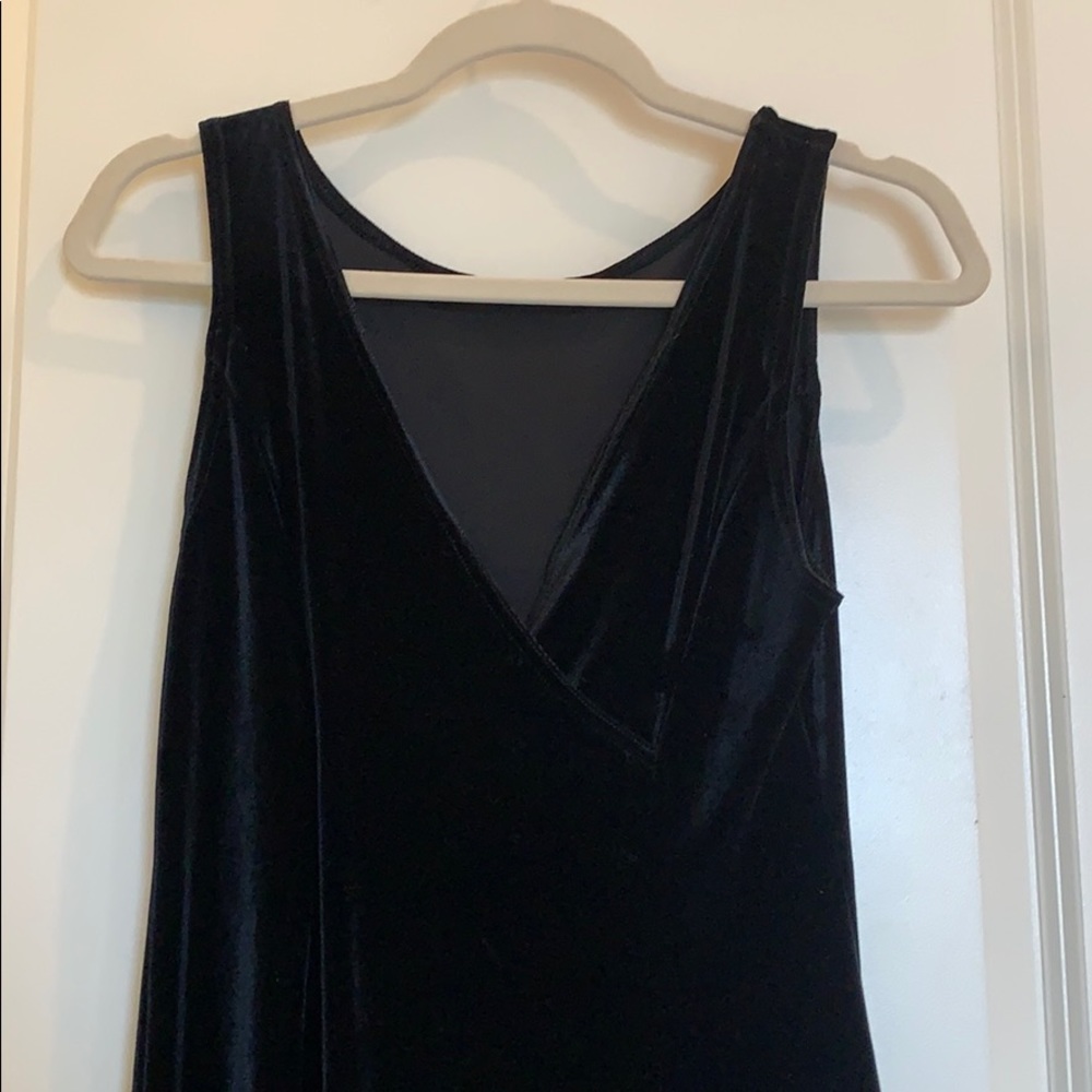Black mini velvet v neck sleeveless cocktail dress